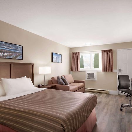 Travelodge By Wyndham Salmon Arm Bc Екстер'єр фото